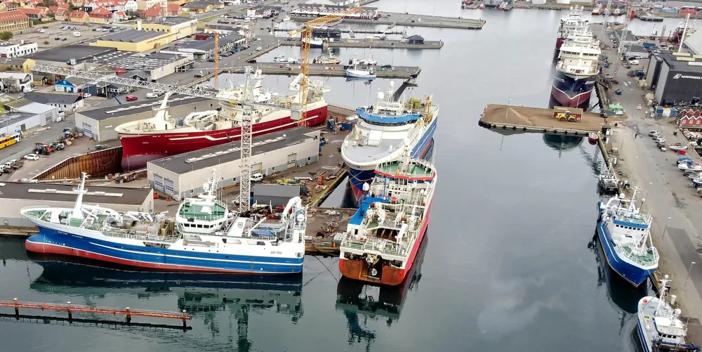 Stor aktivitet og full kapasitetsutnyttelse i nybygging og reparasjoner på Karstensen Skibsværft i Skagen i Danmark, som har stålgrep på trålbygging.