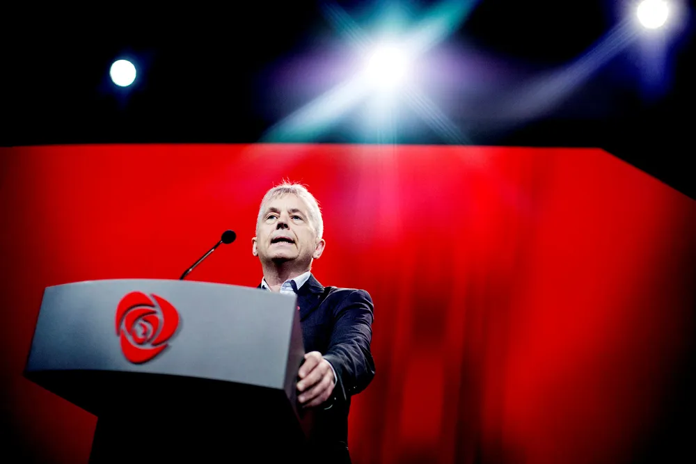 Knut Storberget, som her holder innlegg på Arbeiderpartiets landsmøte fredag, mener miljøminister Vidar Helgesen bør vurdere sin stilling. Foto: Ida von Hanno Bast