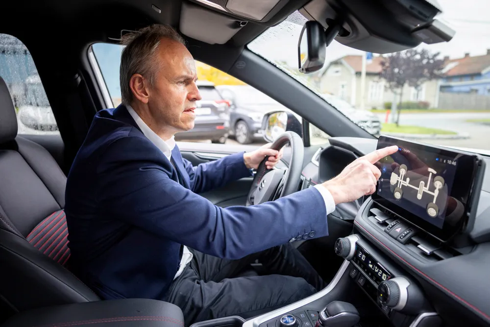 Administrerende direktør Frank Dunvold i RSA er oppgitt over avgiftsøkning på plug in hybridbiler. Her sitter han i en Suzuki Across Suv 4x4, som kan bli over 130.000 dyrere fra årsskiftet.