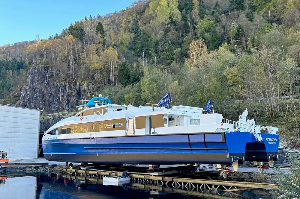 "Fjordstrøm" under sjøsetting ved Brødrene Aa i Hyen. aa.