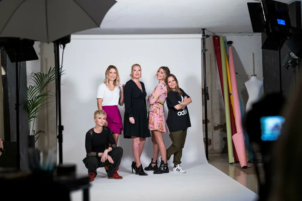 Bertine Zetlitz (fra venstre), Line Langmo, Nina Wang Gaarder, Tone Damli og Anne Grethe Starheim på promofilminnspilling hos Girl Crush i forbindelse med lanseringen av nettmagasinet Dailystory. Foto: Skjalg Bøhmer Vold
