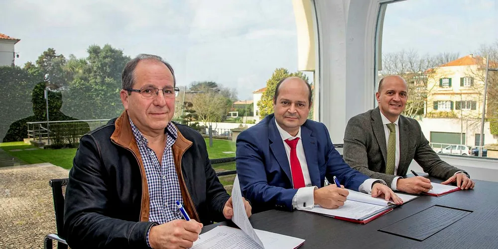 Congalsa CEO Luis Miguel Simarro, center, inks the acquisition of Portuguese firm Sulpasteis.