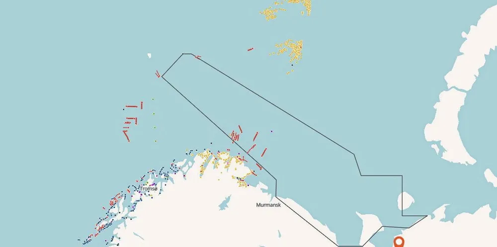 Den russisk militærøvelsen i Barentshavet strekker seg langt inn i norsk økonomisk sone, og berører viktige fiskefelter for norske fiskere.