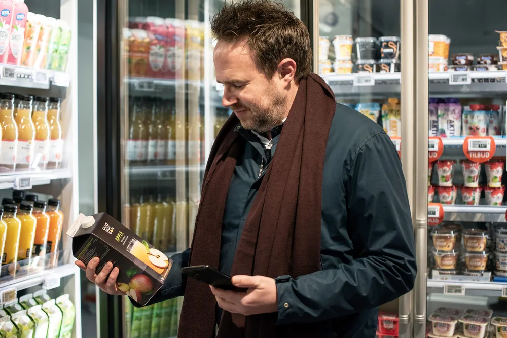 – De personlige tilbudskupongene i appene har vi vært med på å utforme, sier John Kårikstad. Her får han 20 prosent rabatt på appelsinjuice i Meny-appen.