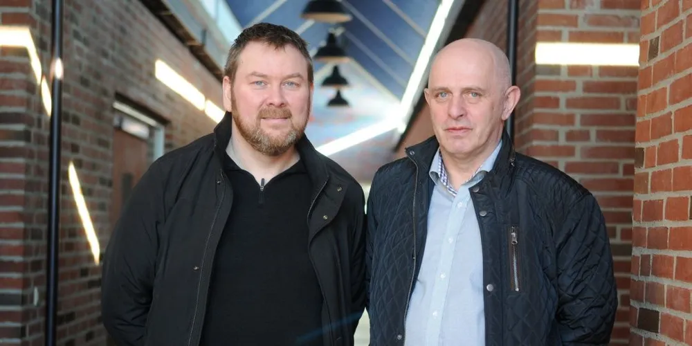 Åsmund Breivik (t.v.), skipper på «Hermes» og pensjonert skipper på «Arctic Swan», Knut-Ove Øyra. Foto: Kjersti Kvile