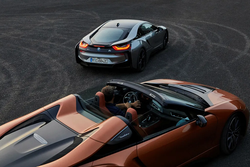 BMW ikke bare oppdaterer i8 med større batteri, men kommer også med i8 Roadster. Foto: BMW