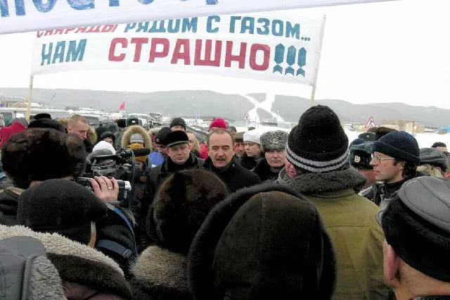 Demonstration: Sakhalin Island governor Ivan Malakhov (centre) joins the protest against the Sakhalin-2 LNG plant