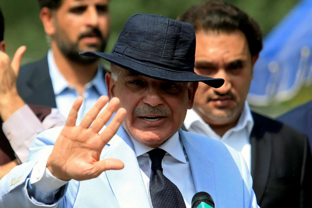 Nawaz Sharif ble avsatt som Pakistans statsminister i forrige uke. Han ønsker at hans bror, Shahbaz Sharif (bildet), blir utpekt til landets neste statsminister på tirsdag. – Dette er ikke demokrati, men en form for monarki, sier opposisjonsleder Imran Khan. Foto: Faisal Mahmood / Reuters / NTB Scanpix