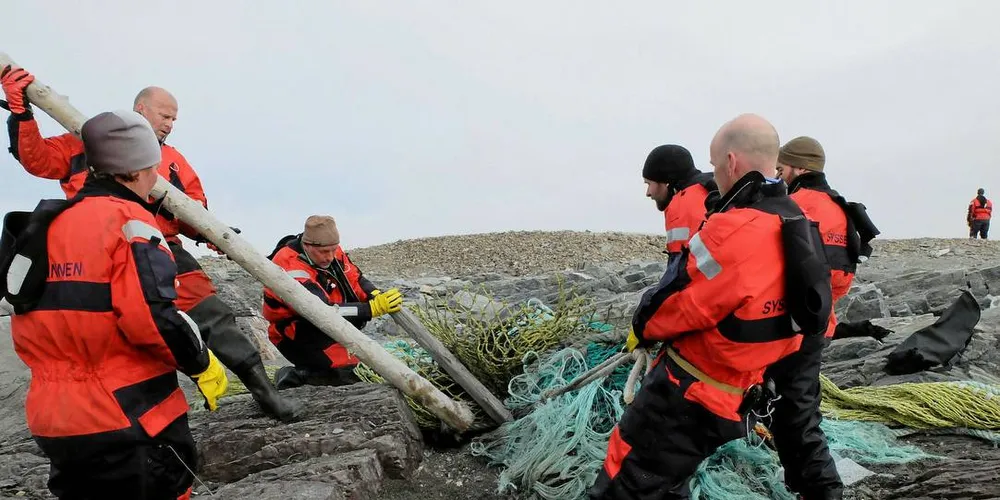NY VISJON: Ap-leder Jonas Gahr-Støre vil gjøre plastforsøpling av havene til Norges neste store internasjonale fanesak. Ingen dum idé, skriver redaktør Øystein Hage. Her fra strandrydding av søppel på Svalbard. Foto: Solvår Reiten/Sysselmannen