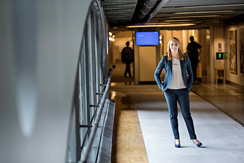 Centerparti-leder Annie Lööf – her i Riksdagen i Stockholm – opplever samme suksess på meningsmålingene som Senterpartiet i Norge. Men suksessoppskriften er ikke helt lik. Foto: Aleksander Nordahl