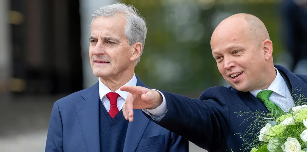 Jonas Gahr Støre og Trygve Slagsvold Vedum på slottsplassen med sin regjering etter sitt første statsråd på slottet i 2021. Nå har de klart lovforslaget til grunnrenteskatt på havbruk som skal legges frem for Stortinget.