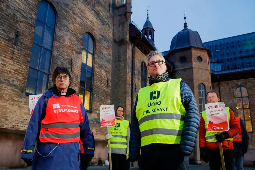 Streikende prester. Heinke Foertsch , fungerende nestleder for Fagforbundet teoLOgene og leder i Presteforeningen, Martin Enstad, under en markering for streikende prester utenfor Oslo domkirke.