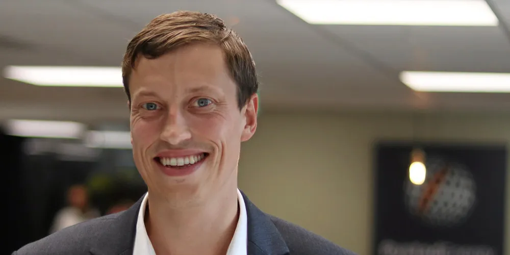 Odin Foldvik Eikeland startet nylig i jobben som analytiker hos Rystad Energy.