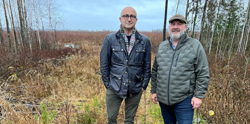 «Alle» vil bygge solkraft i Grue - inkludert utvikleren bak Norges største solkraftprosjekt - men kommunen vil ha styringen selv. Ordfører Rune Grenberg (Ap) til høyre og forretningsutvikler Akif Papas i Endra, solkraftselskapet til Haugaland Kraft.