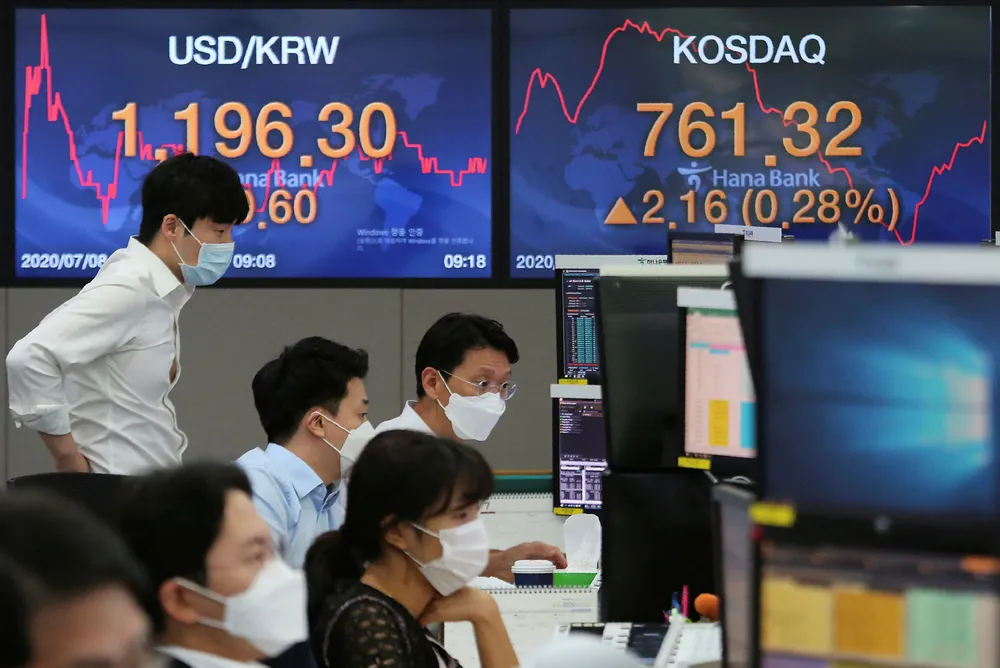 Fall in prices: oil dipped as US crude stockpiles rose, according to API data