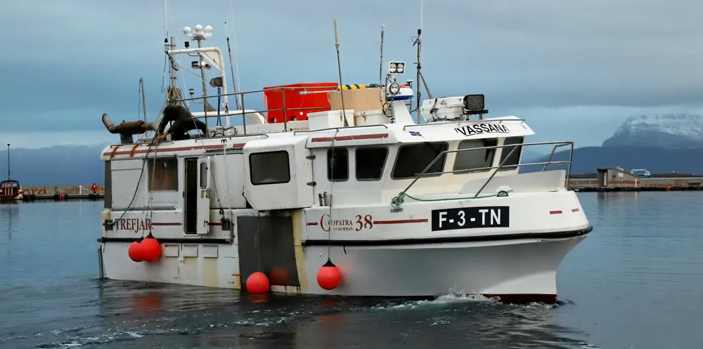 Autolinebåten «Vassana» er her fotografert på vei ut fra havna i Harstad litt tidligere i vinter. Senere har båten forflyttet seg lenger nord- og østover på torskefiske.