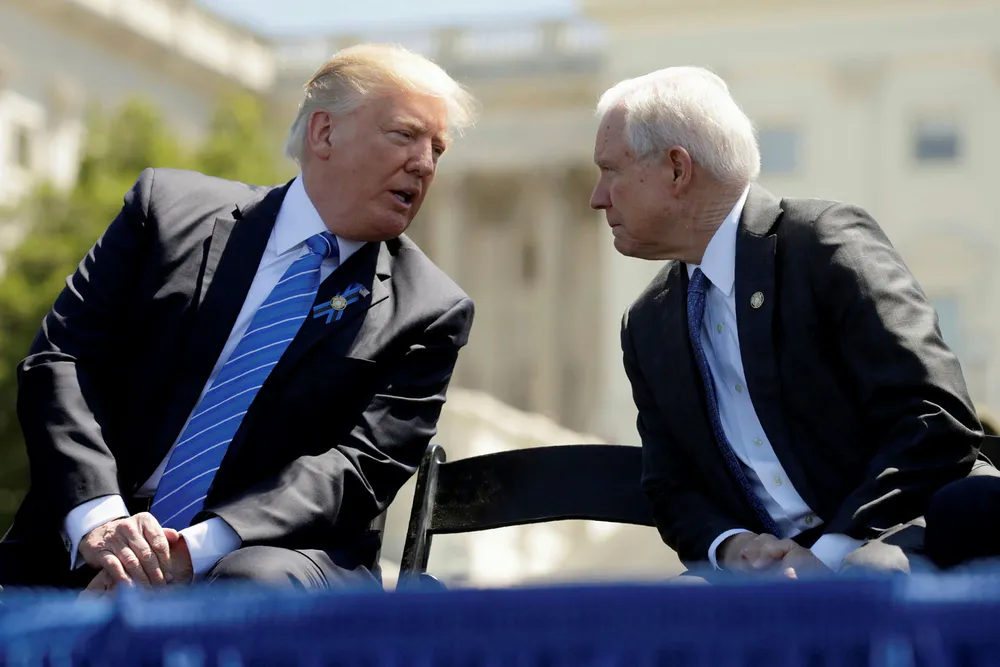 President Donald Trump snakker med justisminister Jeff Sessions i mai, lenge etter at Sessions hadde gjort det Trump nå hisser seg opp over, men før Trump hadde begynt å drive personalpolitikk via Twitter. Foto: Kevin Lamarque