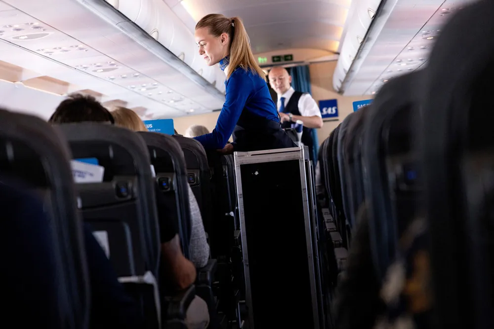 SAS kan i snitt ta cirka 15–20 prosent mer betalt for flybillettene enn hovedkonkurrenten. Aller mest betaler kundene lengst fremme i kabinen, som også er de viktigste kundene i Eurobonus-programmet. Her serveres de på en reise fra Oslo til Stockholm.