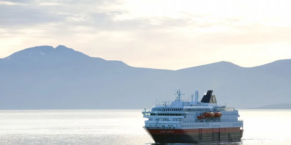 Hurtigruten "Kong Harald" på vei inn til havnen i Molde. Arkivfoto: Øyvind Elvsborg; DN.