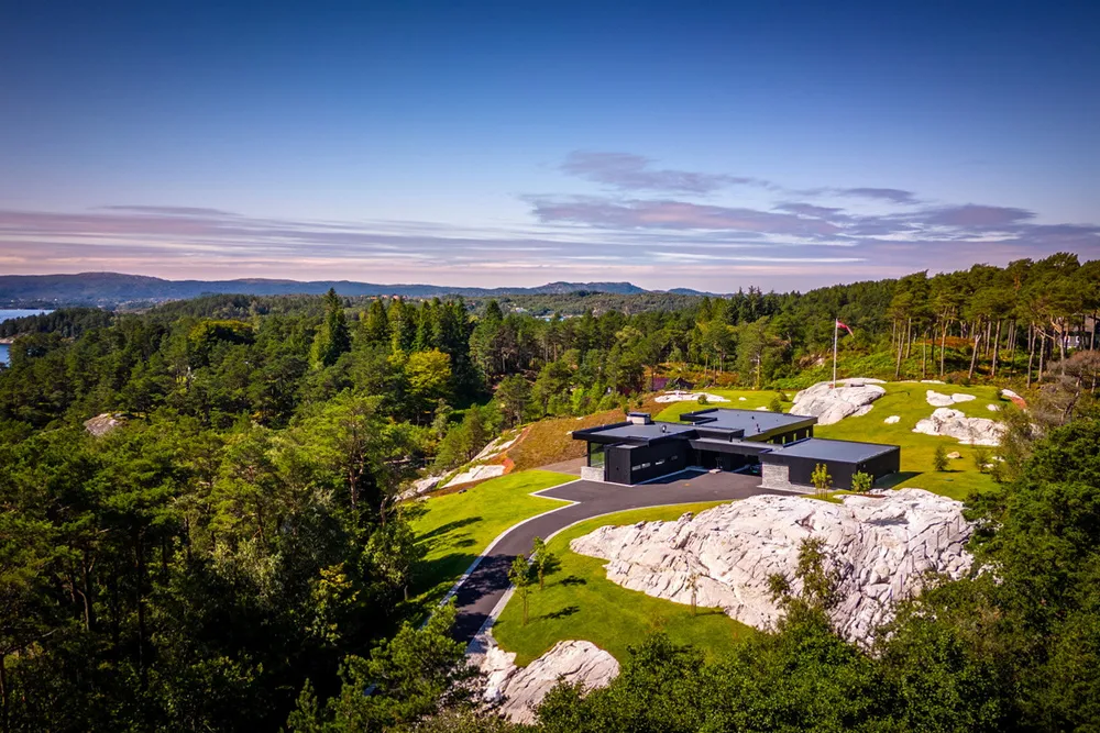 Skipanesvegen 264 med en nyoppført villa på en 11 mål stor tomt har strandlinje, basseng og panoramautsikt over Fanafjorden. Nå legges boligen ut for salg med en prisantydning som vil gjøre den til Bergens dyreste.