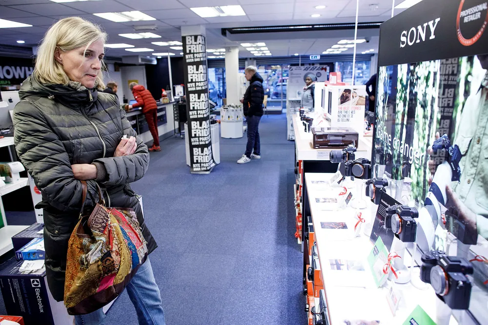 Sissi Stove Lorentzen ser etter nytt digitalkamera hos Elkjøp i en uke med mange «Black Friday»-tilbud. Hun drar jevnlig kredittkortet selv, men denne gang går pengene rett fra konto. – Man må være disiplinert, sier hun.