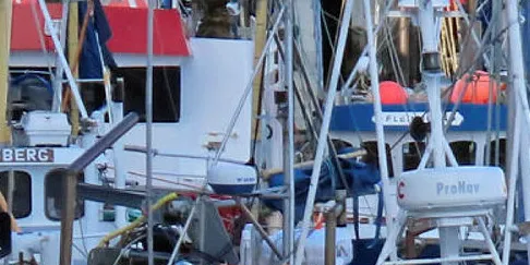 Fullt på havna i Henningsvær.