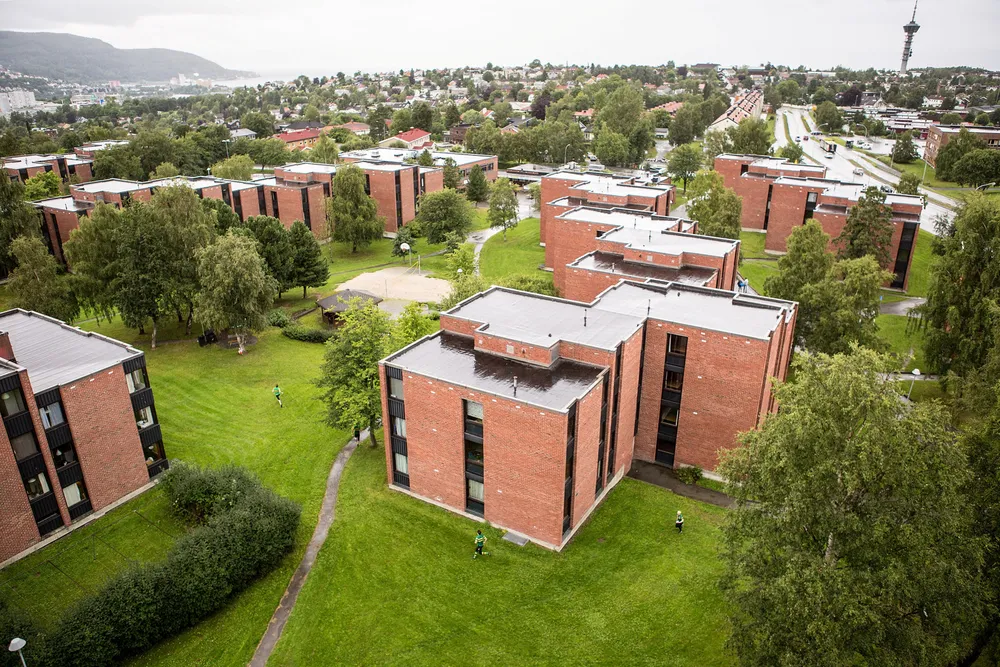 Dette er året da festene forsvant, undervisningen ble flyttet til Zoom og Teams og studentene ble sittende på hybelen, skriver artikkelforfatteren. Bilde av Moholt Studentby, Trondheim.