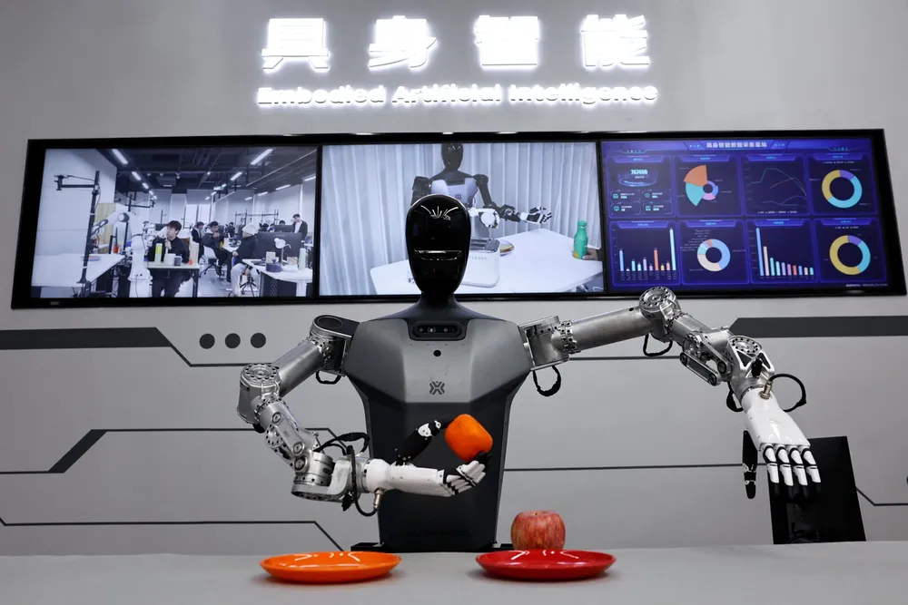  Den humanoide roboten Tiangong demonstrerer finmotoriske ferdigheter ved å flytte en appelsin under en medietur i Beijing Robotics Industrial Park. Roboter antas å bli Kinas neste store satsingsområde.