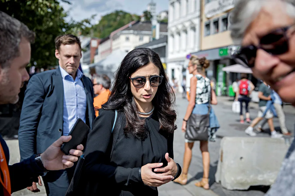 Ap-nestleder Hadia Tajik stilles et spørsmål mens hun er på vei til neste spørsmålstegn-seminar under Arendalsuka. Foto: Aleksander Nordahl