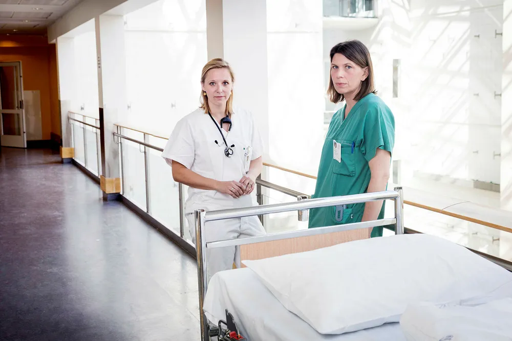 Gro Owren Nygaard (til høyre) er 41 år og har en doktorgrad innenfor nevrologi. Etter 15 midlertidige kontrakter får hun fast jobb fra 1. juli. Her sammen med foretakstillitsvalgt for YLF, Anniken Riise Elnes. Foto: Gunnar Lier