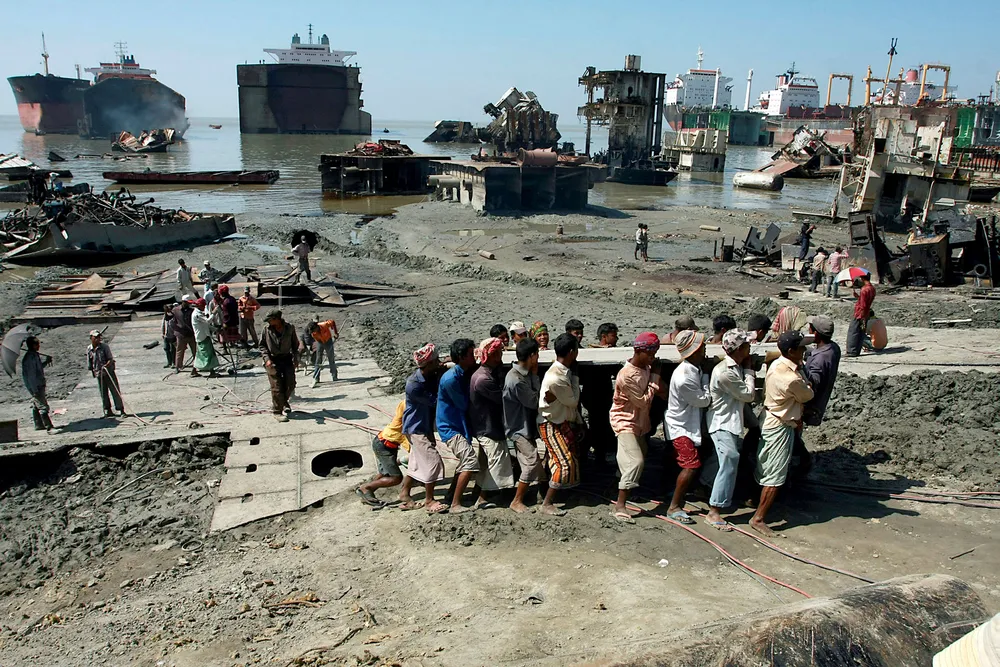 Mange redere velger å sende skipene til India, Bangladesh og Pakistan, hvor skipene kjøres opp på strendene og blir plukket fra hverandre nærmest manuelt. Metoden kalles «beaching», og i 2015 skal 469 av 768 skip ha blitt skrapet på denne måten. Foto: Majority World/UIG via Getty Images