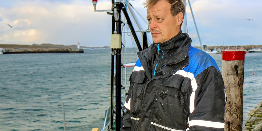 FEIL ENDE: Jan Edvard Benonisen eier den over 21 meter lang kystbåten «Solværgutt» og frykter havneplanene i Vardø vil gjøre vondt verre for kystflåten om havnesjefen får det som han vil. Han mener man må begynne med ytre molo og mudring i vågen.