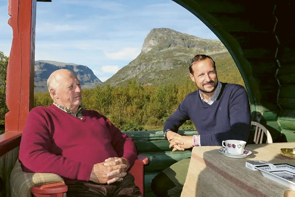 Kong Harald og kronprins Haakon på hytta. I boken «Kongen forteller» av Harald Stanghelle uttrykker kongen sin bekymring for medieutviklingen.