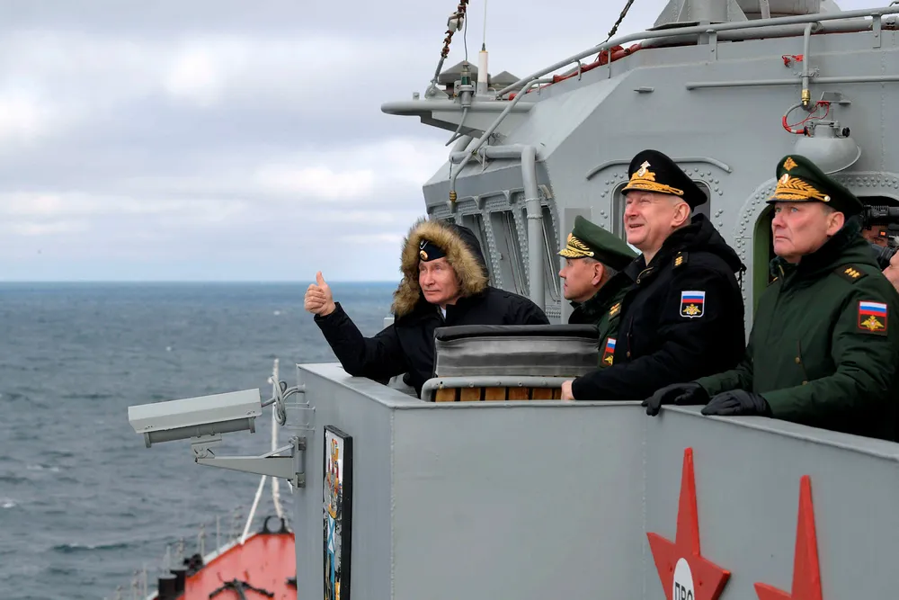 Russlands president Vladimir Putin besøkte nylig svartehavsflåten på den okkuperte Krimhalvøya. Her sammen med forsvarsminister Sergej Sjojgu (fra venstre), marinesjef Nikolaj Jevmenov og Aleksander Dvornikov, sjefen for det sørlige militærdistriktet, på marineskipet Marshal Ustinov.