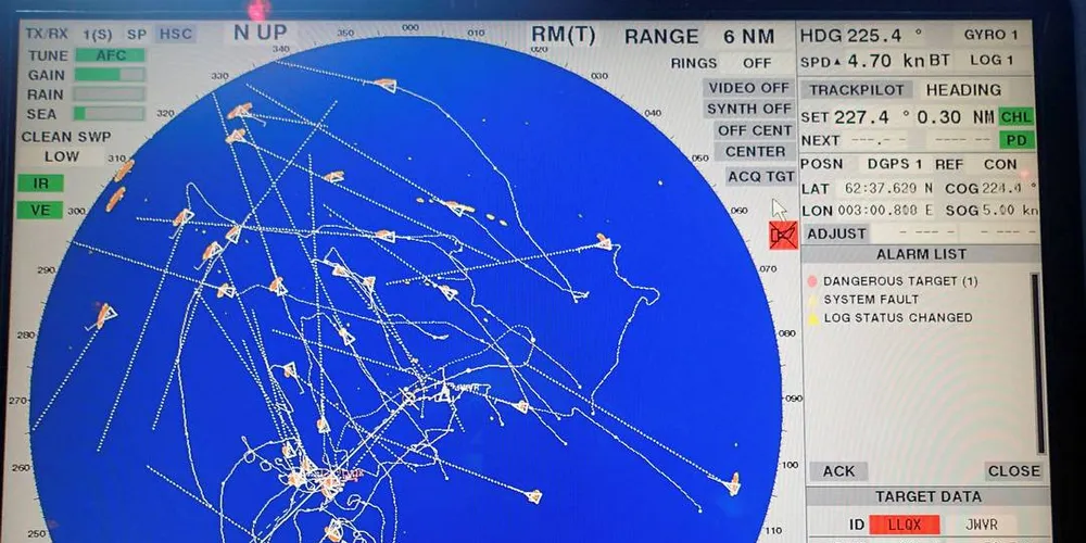 STOR AKTIVITET: På det meste har det vært opp i 85 fartøy som fisker makrell nordvest av Møre. KV «Bergens» radarskjerm viser et virvar av båter.