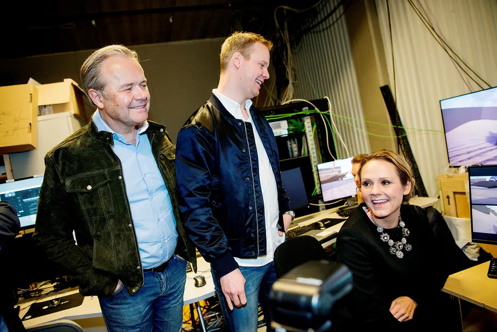 Gründerne Jens Petter Høili (til venstre) og Bård-Anders Kasin med tidligere kulturminister Linda Hofstad Helleland, under en presentasjon av teknologien til The Future Group i 2016. Foto: Mikaela Berg