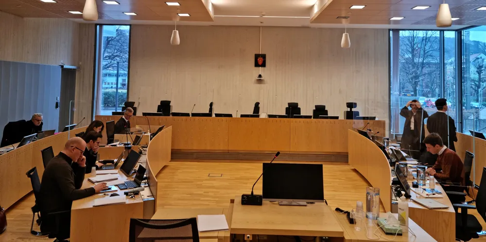 Styringsgruppen for Trafikklyssystement skriver at det er oppsiktsvekkende at deler av næringa vil systemet til livs og går så langt som å saksøke staten. Bildet er fra Gulating lagmannsrett, der 25 oppdrettere tapte mot staten. Aktørene har varslet at de vil anke til høyesterett.