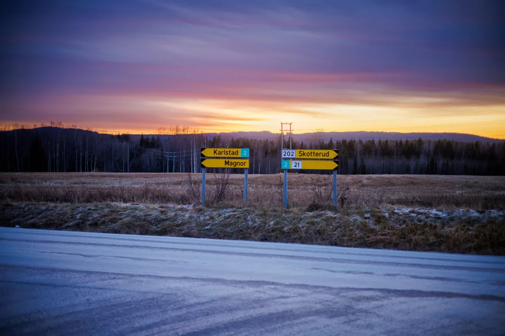 Åtte kilometer fra grensen vil fornybar-utbygger Cloudberry bygge 17 vindturbiner, som blir synlig mange steder i grensekommunen Eidskog. På norsk side går både kommuner, selskaper og privatpersoner inn som aktive motstandere. Noen mener de har rett på erstatning.