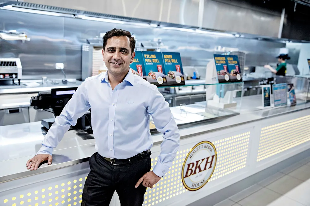 – Vårt mål på lang sikt er å bli en ledende kebabkjede på landsbasis, sier gründer og styreleder Tariq Aziz i Bislett Kebab House (BKH). Her er han ved kebabkjedens spisested på Kalbakken i Oslo. Foto: Aleksander Nordahl