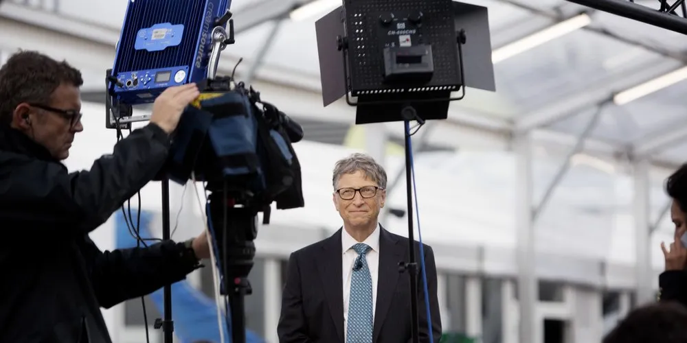 Bill Gates venter på å bli intervjuet på Klimatoppmøte i Paris. Arkivfoto: Øyvind Elvsborg
