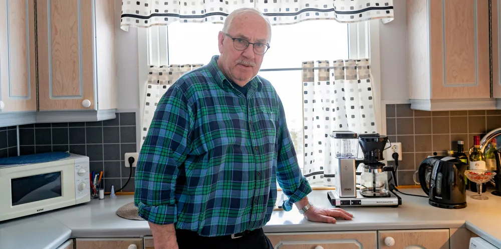 Med ny kaffetrakter på kjøkkenet er Steinar Friis stadig like klar på det som har vært hans livsmotto: – Hvorfor være søkkrik? Det må da holde å ha nok.