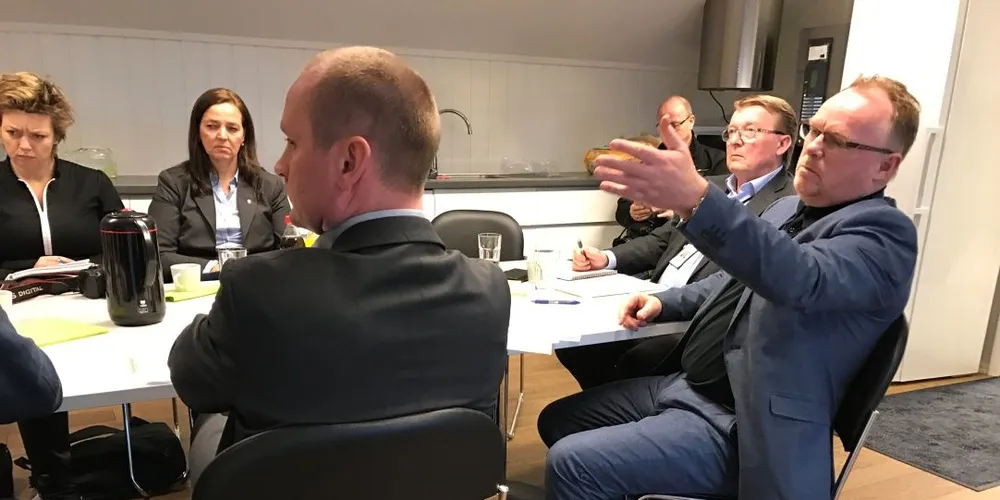 Fiskeriminister Per Sandberg stilte mange spørsmål og var lydhør overfor representantene for mottakene i sør. Hva som kommer ut av møtet, gjenstår å se. Alle foto: Kjersti Kvile