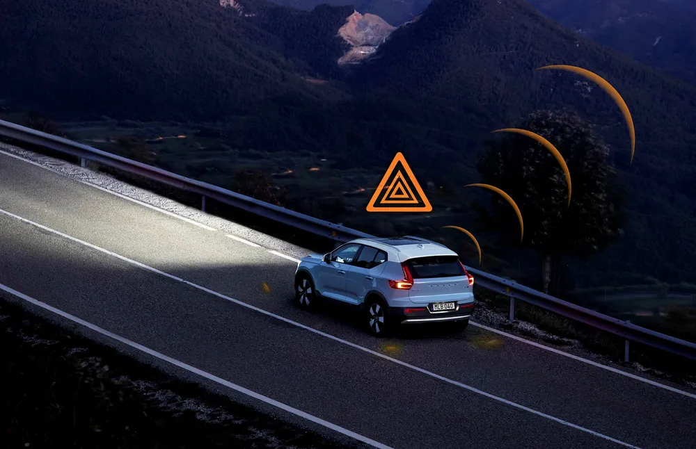 Volvo XC40 sender informasjon om veien opp i skyen, som senere kan sendes ned til andre biler.
