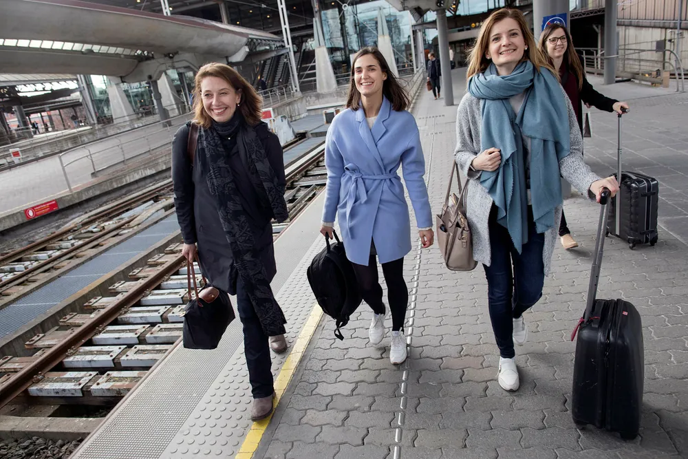 Kompleks og rask problemløsing, sterkt etisk kompass, kritisk tenkning, samarbeid og et globalt livssyn blir ungdommens konkurransefortrinn i det nye arbeidslivet gjennomsyret av teknologi og data, skriver Silvija Seres (fra venstre), Julija Pauriene og Maria Akkuratnova. Foto: Øyvind Elvsborg