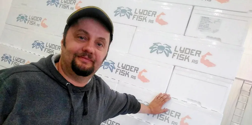 Daglig leder, Svein Vegar Lyder, i Lyder Fisk AS med kongekrabbeleveranser på vei fra Finnmark til fornøyde kunder i Asia og Amerika.