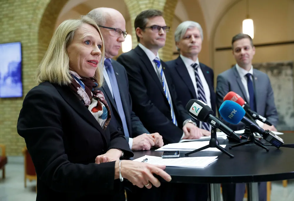 Aps forsvarspolitiske talsperson Anniken Huitfeldt (t.v.) inngikk før jul en avtale med de fire ikke-sosialistiske partiene om landmaktsproposisjonen. Nå må avtalen følges opp med penger i revidert budsjett, krever Huitfeldt. Foto: Cornelius Poppe / NTB scanpix