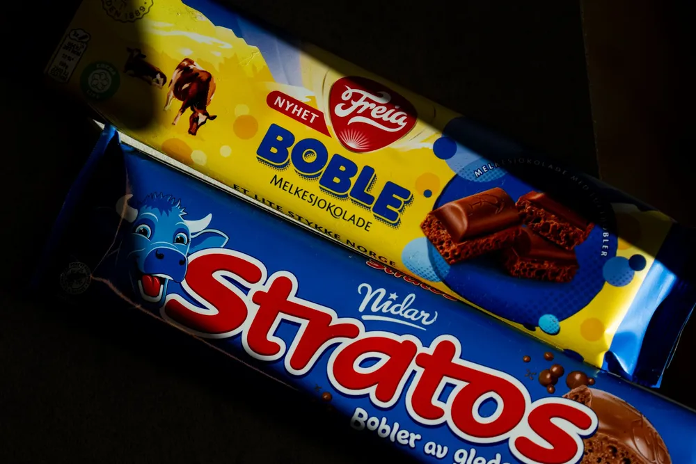 Det er blåfargen Pantone 2144 C, brukt på Stratos-emballasjen, som Orkla nå har fått enerett til å bruke. Etter at Orkla i fjor saksøkte Freia over blåfargen brukt på deres Boble-sjokolade (bildet), har Freia endret emballasjen på Boble.