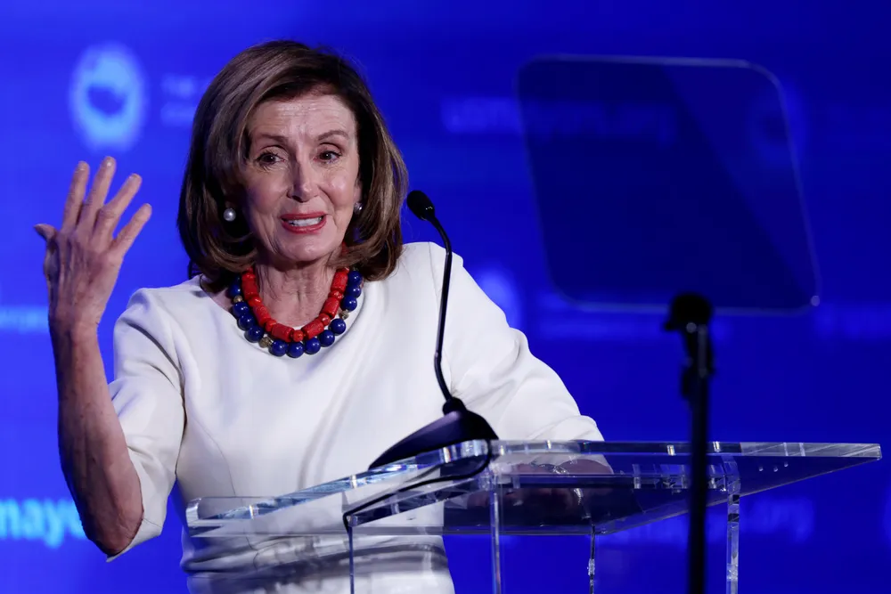 En komité assosiert med Nancy Pelosi, en av de mektigste medlemmene av Det demokratiske partiet, har bidratt til å finansiere valgkampen til Trump-lojale kandidater.