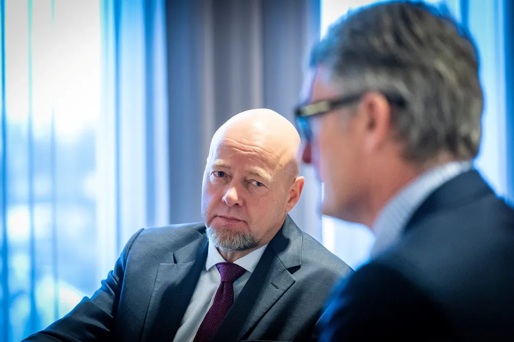 Yngve Slyngstad, til venstre, skal lede Røkkes kapitalforvaltning. Her sammen med Akers konsernsjef Øyvind Eriksen i Aker-hovedkvarteret.