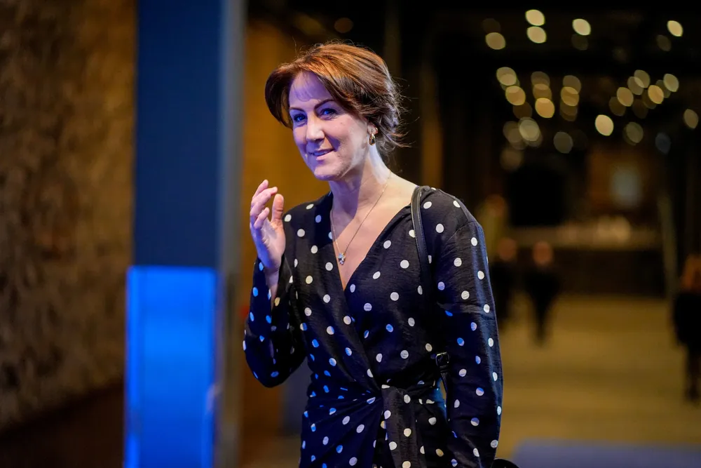 Arbeids- og inkluderingsminister Tonje Brenna (Ap) jubler etter fersk statistikk på arbeidsledighet og sysselsetting. Her da hun ankom NHOs årskonferansemiddag i Oslo Spektrum tirsdag kveld.
